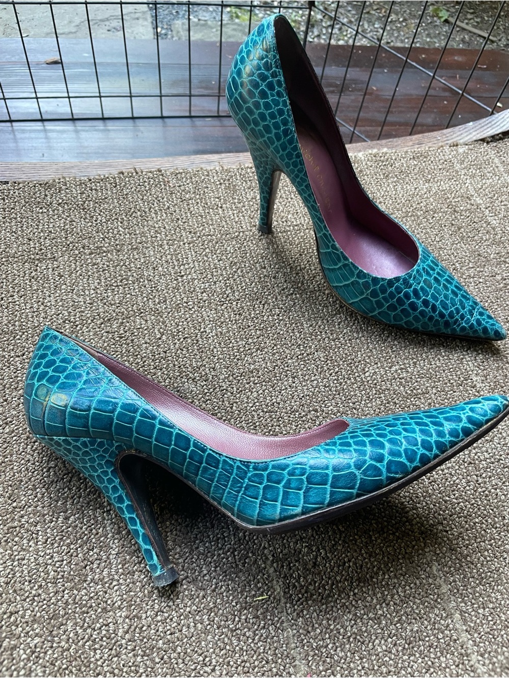 So special❣️ Teal Snake-Embossed Pointed Toe High Heels. Love! 😍